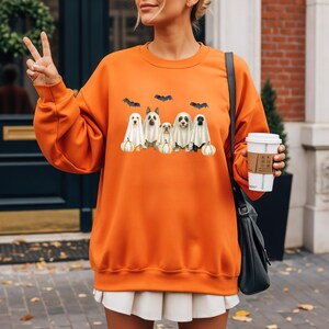 Sudadera con perros disfrazados de fantasmas, adorable sudadera de Halloween con cuello redondo, sudadera para amantes de los perros en otoño, estampado Gildan de temporada espeluznante imagen 7