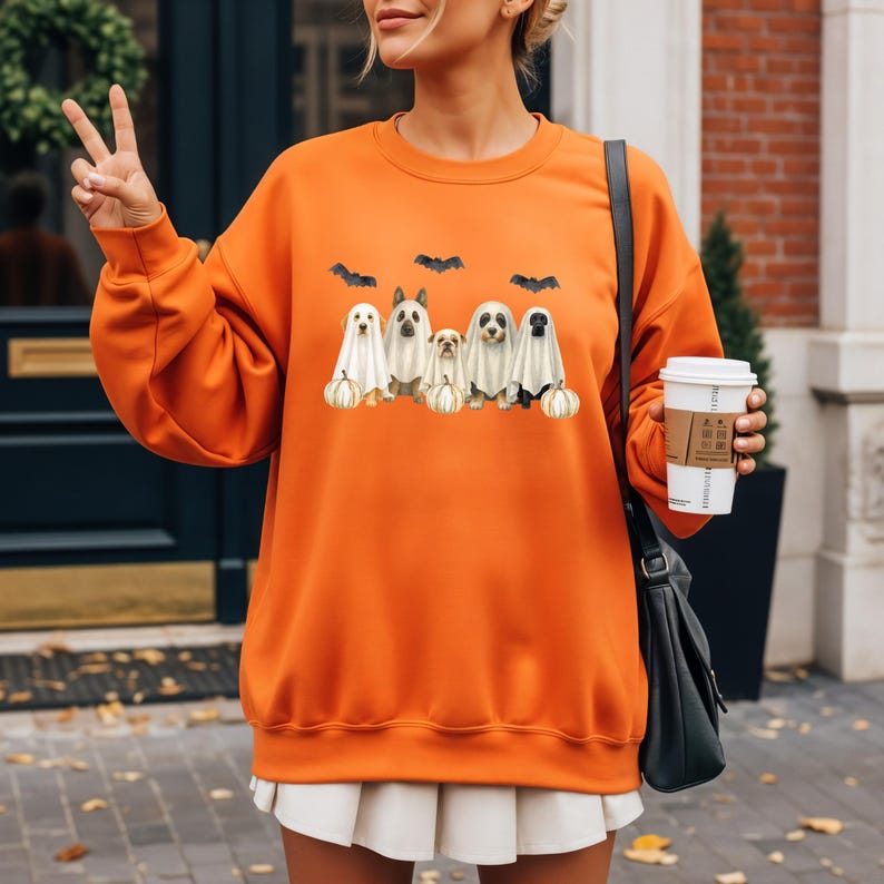 Sudadera con perros disfrazados de fantasmas, adorable sudadera de Halloween con cuello redondo, sudadera para amantes de los perros en otoño, estampado Gildan de temporada espeluznante imagen 7