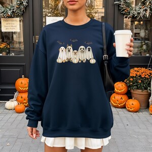 Sudadera con perros disfrazados de fantasmas, adorable sudadera de Halloween con cuello redondo, sudadera para amantes de los perros en otoño, estampado Gildan de temporada espeluznante imagen 5