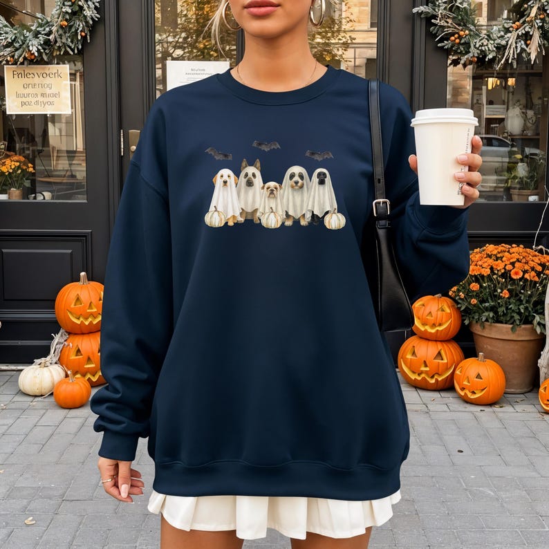 Sudadera con perros disfrazados de fantasmas, adorable sudadera de Halloween con cuello redondo, sudadera para amantes de los perros en otoño, estampado Gildan de temporada espeluznante imagen 5