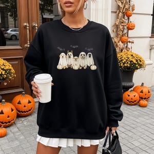 Sudadera con perros disfrazados de fantasmas, adorable sudadera de Halloween con cuello redondo, sudadera para amantes de los perros en otoño, estampado Gildan de temporada espeluznante imagen 2