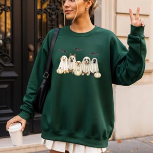 Sudadera con perros disfrazados de fantasmas, adorable sudadera de Halloween con cuello redondo, sudadera para amantes de los perros en otoño, estampado Gildan de temporada espeluznante imagen 6