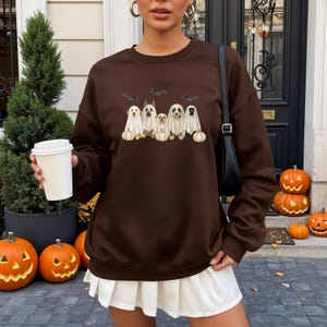 Sudadera con perros disfrazados de fantasmas, adorable sudadera de Halloween con cuello redondo, sudadera para amantes de los perros en otoño, estampado Gildan de temporada espeluznante imagen 1