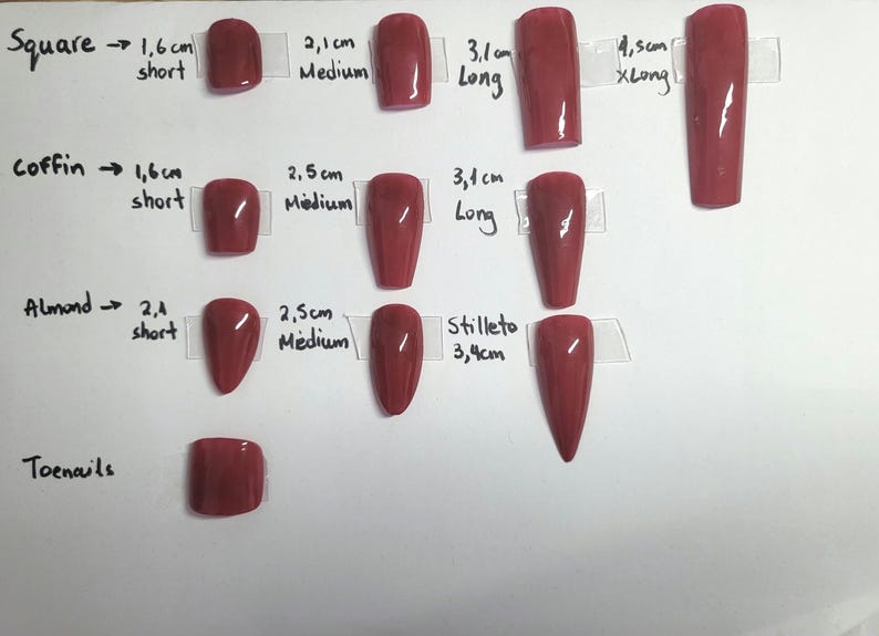 Op de afbeelding: Een grafiek met verschillende nagelvormen en -maten in rood. De vormen omvatten vierkant, kist, amandel, stiletto en teennagels. De maten worden in centimeters gemeten en vari&euml;ren van 1,6 cm tot 4,5 cm.