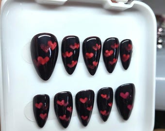 Black Love-nagels met valentijnsthema, amandelvorm op de nagels