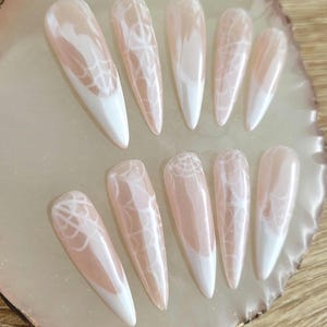 Op spinnenweb geïnspireerde donut geglazuurde franse nagels / Stilleto zachte geltips druk op de nagels afbeelding 3