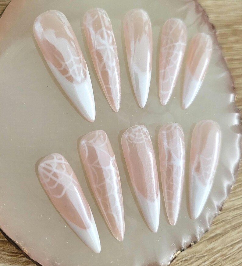 Op spinnenweb geïnspireerde donut geglazuurde franse nagels / Stilleto zachte geltips druk op de nagels afbeelding 3