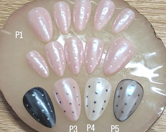 Polka Dot Press On Nails: Kurze Mandelform