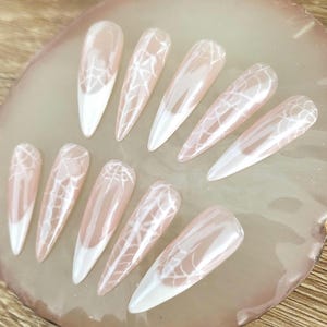 Op spinnenweb geïnspireerde donut geglazuurde franse nagels / Stilleto zachte geltips druk op de nagels afbeelding 2