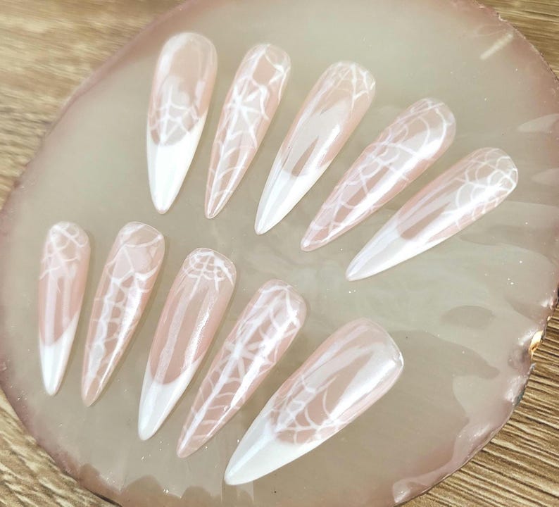 Op spinnenweb geïnspireerde donut geglazuurde franse nagels / Stilleto zachte geltips druk op de nagels afbeelding 2