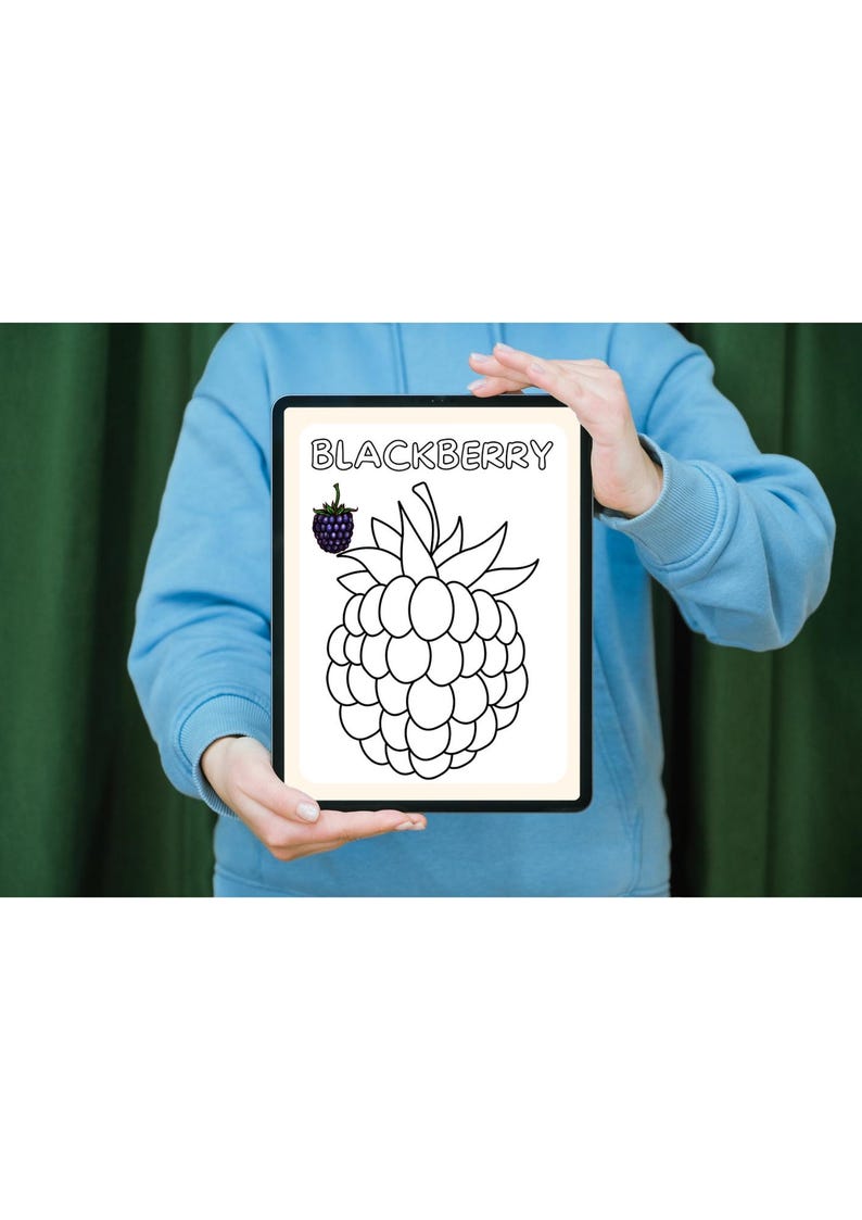 Puede incluir: Dibujo en blanco y negro de una mora en un fondo blanco. La palabra "BLACKBERRY" est&aacute; escrita en negro en la parte superior de la imagen.