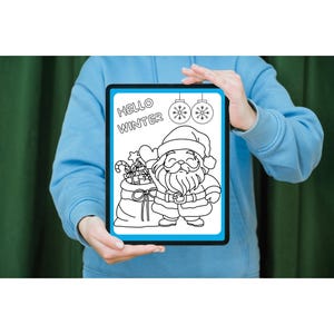 Peut inclure: Une page &agrave; colorier imprimable en noir et blanc repr&eacute;sentant le P&egrave;re No&euml;l tenant un sac de cadeaux. Le texte "HELLO WINTER" est en haut de la page.