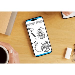 Peut inclure: L'&eacute;cran d'un smartphone affichant une page &agrave; colorier avec le texte "Winter Fruit" et des contours de poire, kiwi, tomate et grenade.