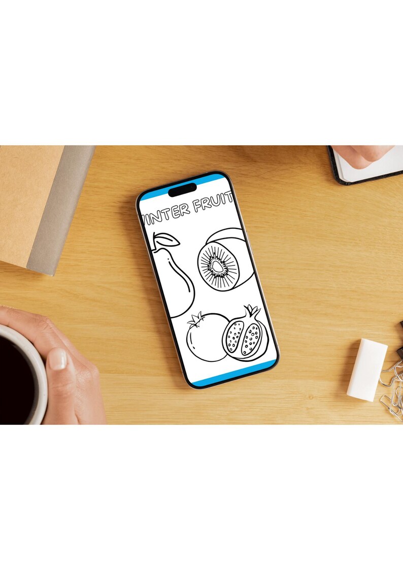 Peut inclure: L'&eacute;cran d'un smartphone affichant une page &agrave; colorier avec le texte "Winter Fruit" et des contours de poire, kiwi, tomate et grenade.