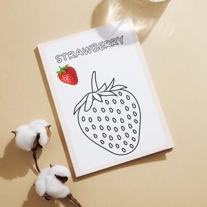 Puede incluir: Una p&aacute;gina para colorear imprimible con una fresa y la palabra "STRAWBERRY" en la parte superior. La fresa est&aacute; delineada en negro y tiene una fresa roja en la esquina.