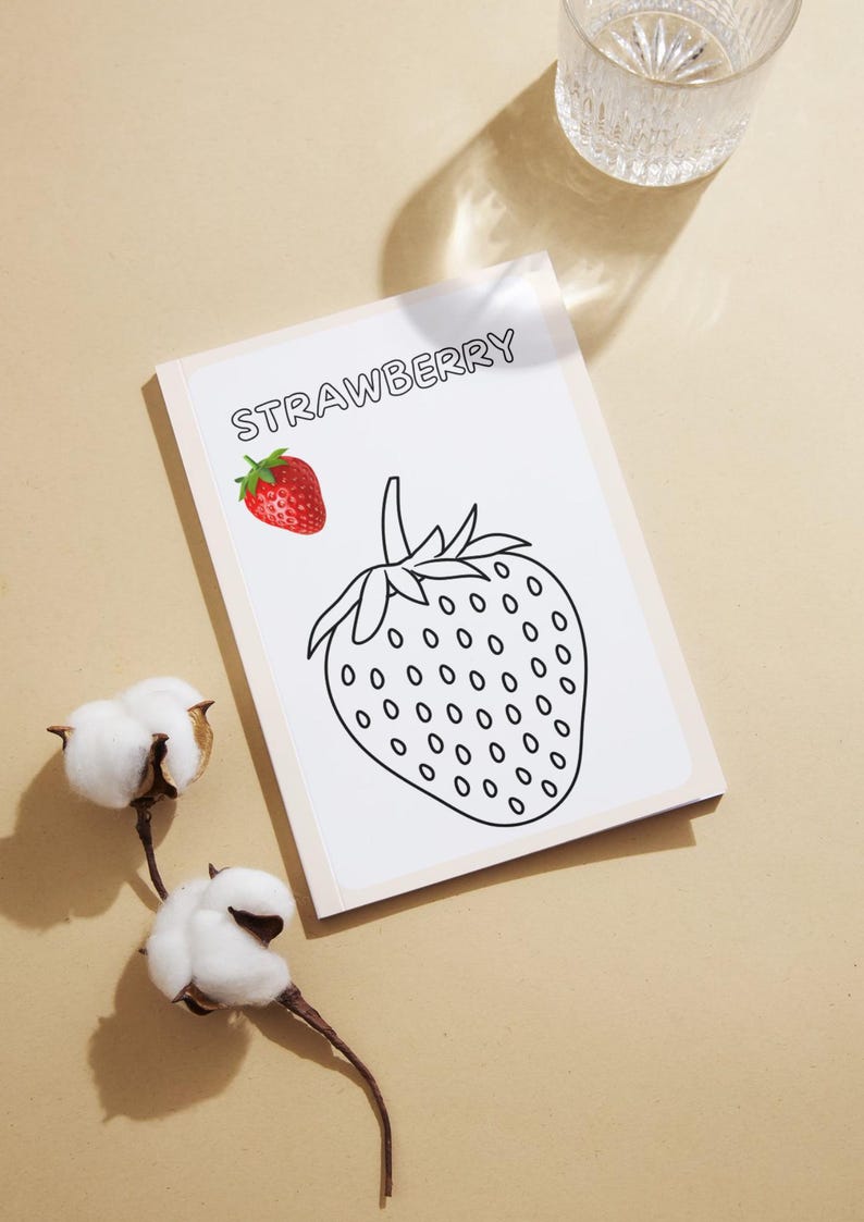 Puede incluir: Una p&aacute;gina para colorear imprimible con una fresa y la palabra "STRAWBERRY" en la parte superior. La fresa est&aacute; delineada en negro y tiene una fresa roja en la esquina.
