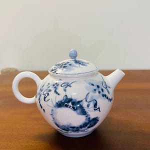Hand-Painted Cat Teapot – Crackle Glaze Mini Tea Pot with Wisteria Design