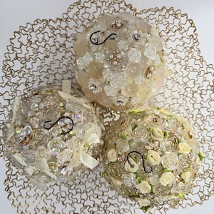 Paquete de 3 esferas doradas marfil con dijes de luciérnaga y abeja, decoración para el hogar de 5 pulgadas