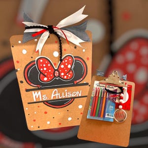 Conjunto de Presentes Personalizado - Prancheta Pintada à Mão para Professores, Personalizada com as Cores da Escola, Mascotes e Mais! Inclui: Cartão Presente e Canetas.