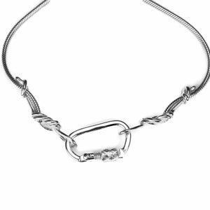 Könnte beinhalten: Eine silberne Halskette mit einer verdrehten Kette und einem Karabinerverschluss.