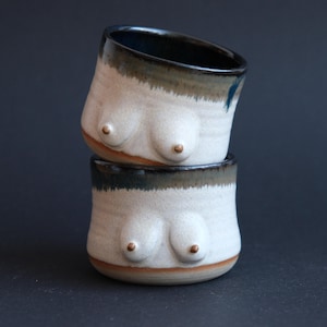 Tasse mit Brüsten - Coobs (mattweiß / schwarz) - Size S