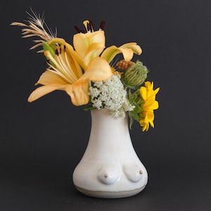Voobs (mattweiß) - Vase mit Brüste