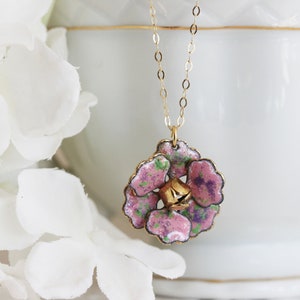Colar de flor esmaltada, colar de amor-perfeito rosa, pingente de amor-perfeito, colar de flor pequena, joia vintage de amor-perfeito, presente para ela, dia das mães