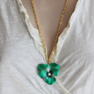 Green Flower Necklace Vintage Green Pansy Enamel Flower Botanical Jewelry Viola Pendant Large Flower Necklace image 2
