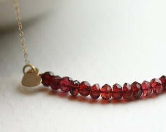 Collar de granate rojo, joyería de granate, colgante de corazón personalizado, collar minimalista de cuentas en capas, amor para el día de San Valentín