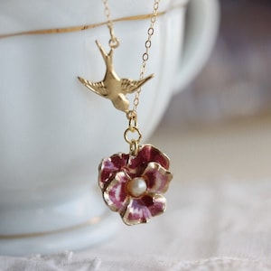 Vintage viooltjesketting: mauve crèmekleurige bloem, gouden vogel, parelaccent