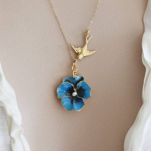 Colar com pingente de flor azul, amor-perfeito azul, pequena flor, pingente floral azul vintage, colar de viola azul, presente para ela, joias vintage de amor-perfeito