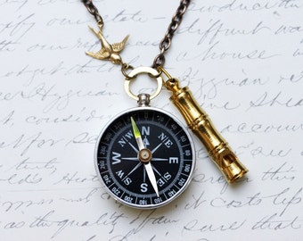 Collana con bussola funzionante: ciondolo steampunk con rondine e fischietto