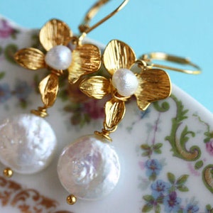 Gold Flower Earrings White Coin Pearl Earrings Small Flower Earrings Gift For Her imagem 2
