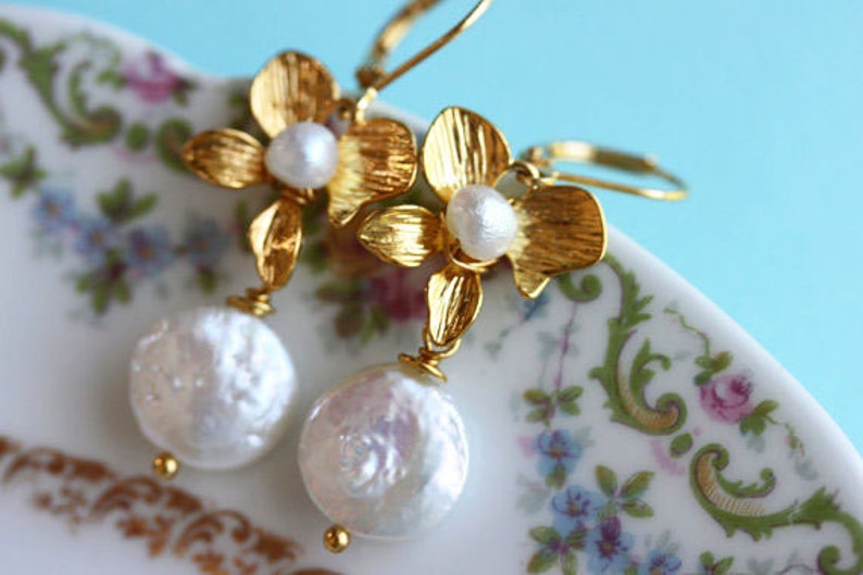 Gold Flower Earrings White Coin Pearl Earrings Small Flower Earrings Gift For Her imagem 2