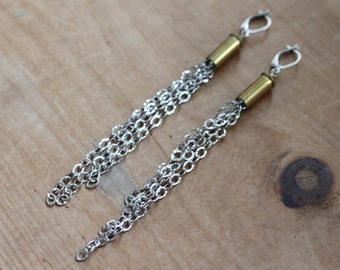 Boucles d'oreilles balles en argent recyclé, balles en laiton avec franges en chaîne en argent, cadeau pour elle Boucles d'oreilles steampunk en métaux mélangés