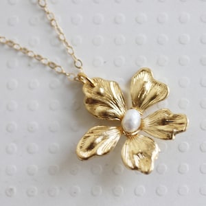Gold Flower Necklace Flower Pearl Necklace Daisy Necklace Botanical Necklace June Birthstone  Gift For Her