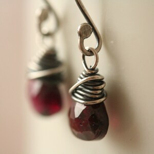 Handgemachte Granat Ohrringe: oxidiertes Sterling Silber, Januar Geburtsstein
