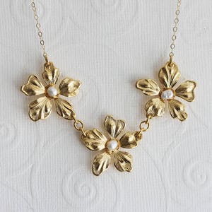 Gold Flower Necklace Flower Pearl Necklace Gift For Her Bridesmaid Necklace Wedding Jewelry Wedding Flower Necklace imagem 3