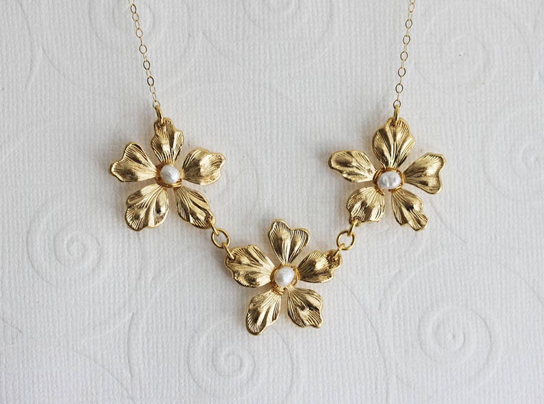 Gold Flower Necklace Flower Pearl Necklace Gift For Her Bridesmaid Necklace Wedding Jewelry Wedding Flower Necklace imagem 3
