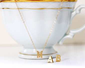 Collier initial rempli d'or Collier initial minimal Petit collier initial Collier prénom Collier lettre en or Collier prénom personnalisé