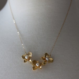 Gold Flower Earrings White Coin Pearl Earrings Small Flower Earrings Gift For Her imagem 3