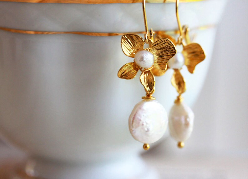 Gold Flower Earrings White Coin Pearl Earrings Small Flower Earrings Gift For Her imagem 1