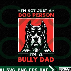 Puede incluir: Una ilustración en blanco y negro de un perro pitbull con el texto "No soy solo un amante de los perros, soy un papá de bully" en un cuadro rojo.