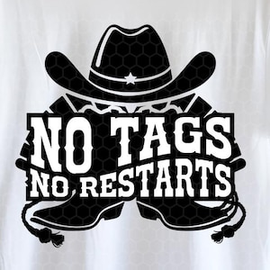 Könnte beinhalten: Weißes T-Shirt mit einem schwarzen Cowboyhut- und Stiefeldesign. Der Text "NO TAGS NO RESTARTS" ist auf das Shirt gedruckt.