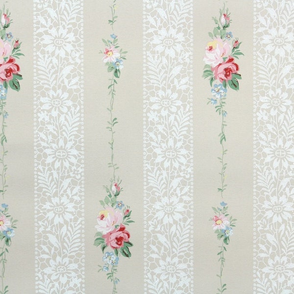 1940er Jahre Vintage Tapete durch den Hof - Tapete mit rosa Rosen und Spitze Streifen auf Beige