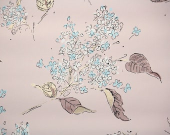 Papier peint vintage des années 1940 par jardin - Fleurs bleues et feuilles brunes sur fond rose, papier peint floral