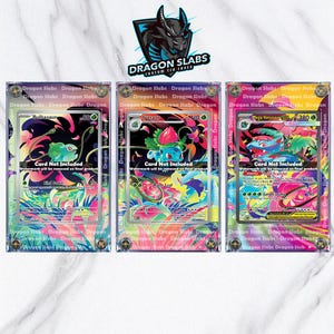 Könnte beinhalten: Drei individuelle Kartenhüllen mit den Pokémon-Charakteren Bulbasaur, Ivysaur und Mega Venusaur. Jede Hülle hat ein farbenfrohes, lebendiges Design mit dem Text "Dragon Slabs" und "Card Not Included". Die Hüllen sind in transparenten Schutzhaltern eingeschlossen.