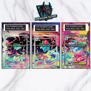 Könnte beinhalten: Drei Kartenhalter für bewertete Karten, mit dem Text "For Graded Cards PSA, BGS, CGC, TAG". Jeder Halter zeigt eine andere Pokémon-Karte: Bulbasaur, Ivysaur und Mega Venusaur. Die Karten sind vor einem farbenfrohen, floralen Hintergrund.