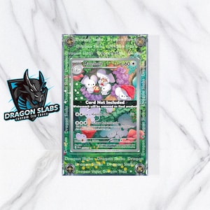 Puede incluir: Una funda protectora transparente para una tarjeta coleccionable, con una colorida ilustración de una tarjeta 'Maushold'. La funda tiene un borde verde con el texto 'Dragon Slabs' y está asegurada con cuatro tornillos. La tarjeta no está incluida.