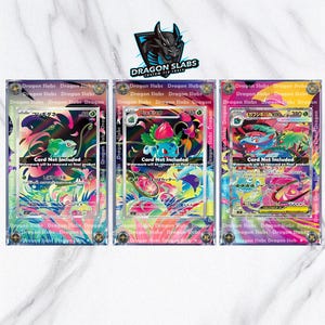 Könnte beinhalten: Drei Pokemon-Sammelkarten in transparenten Schutzhüllen. Jede Karte zeigt lebendige Kunstwerke mit japanischem Text und dem Logo "Dragon Slabs". Die Karten werden vor einem farbenfrohen, abstrakten Hintergrund präsentiert.
